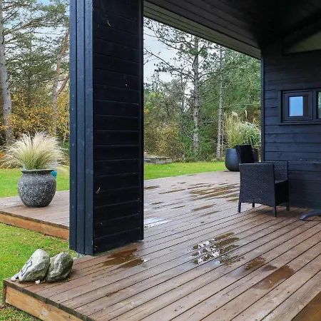 9 Person In Hals-by Traum *