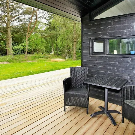 9 Person In Hals-by Traum Hals