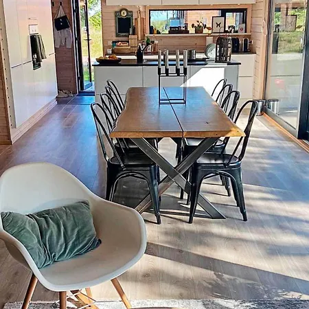 9 Person In Hals-by Traum * Hals