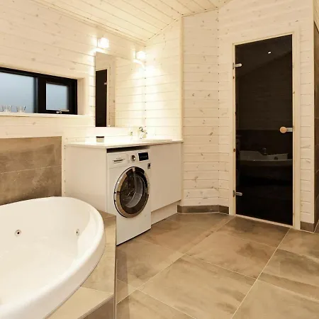 9 Person In Hals-by Traum *