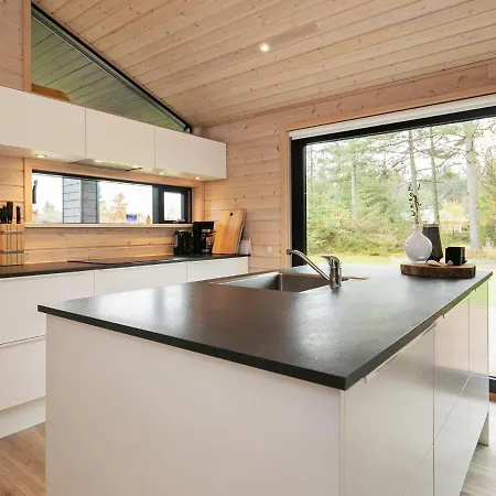 9 Person In Hals-by Traum * Hals