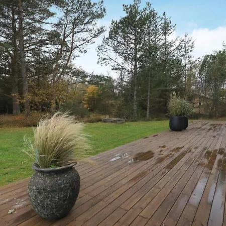 9 Person In Hals-by Traum * Hals