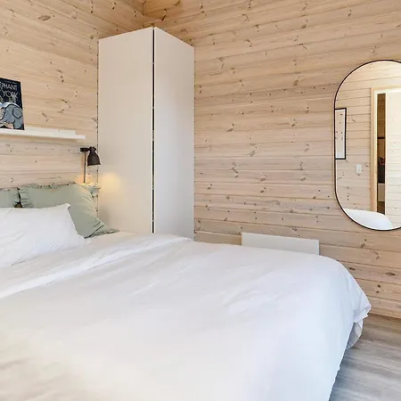 9 Person In Hals-by Traum *