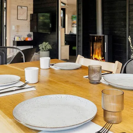 9 Person In Hals-by Traum Hals