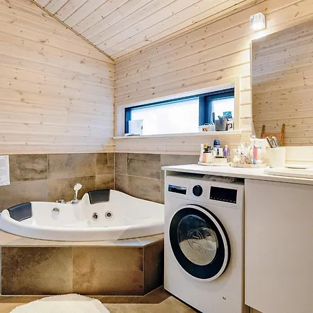 9 Person In Hals-by Traum * Hals