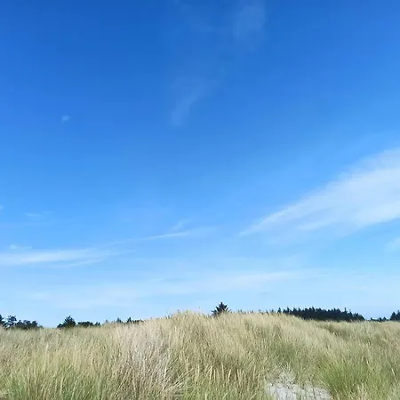 9 Person In Hals-by Traum