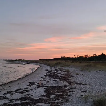 9 Person In Hals-by Traum *