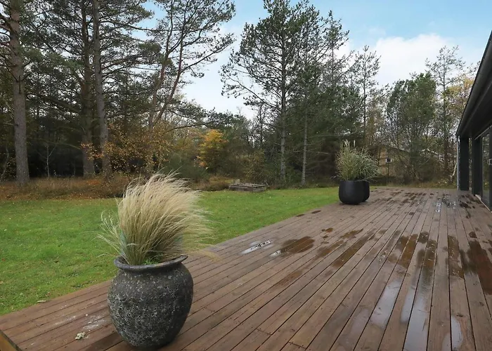 9 Person In Hals-by Traum * Hals